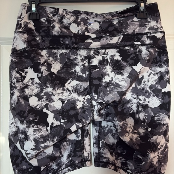 GapFit Biker Shorts - Picture 3 of 4